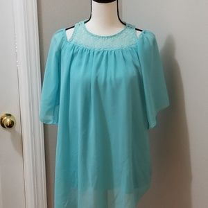 Soprano sz L Seafoam green cold-shoulder top